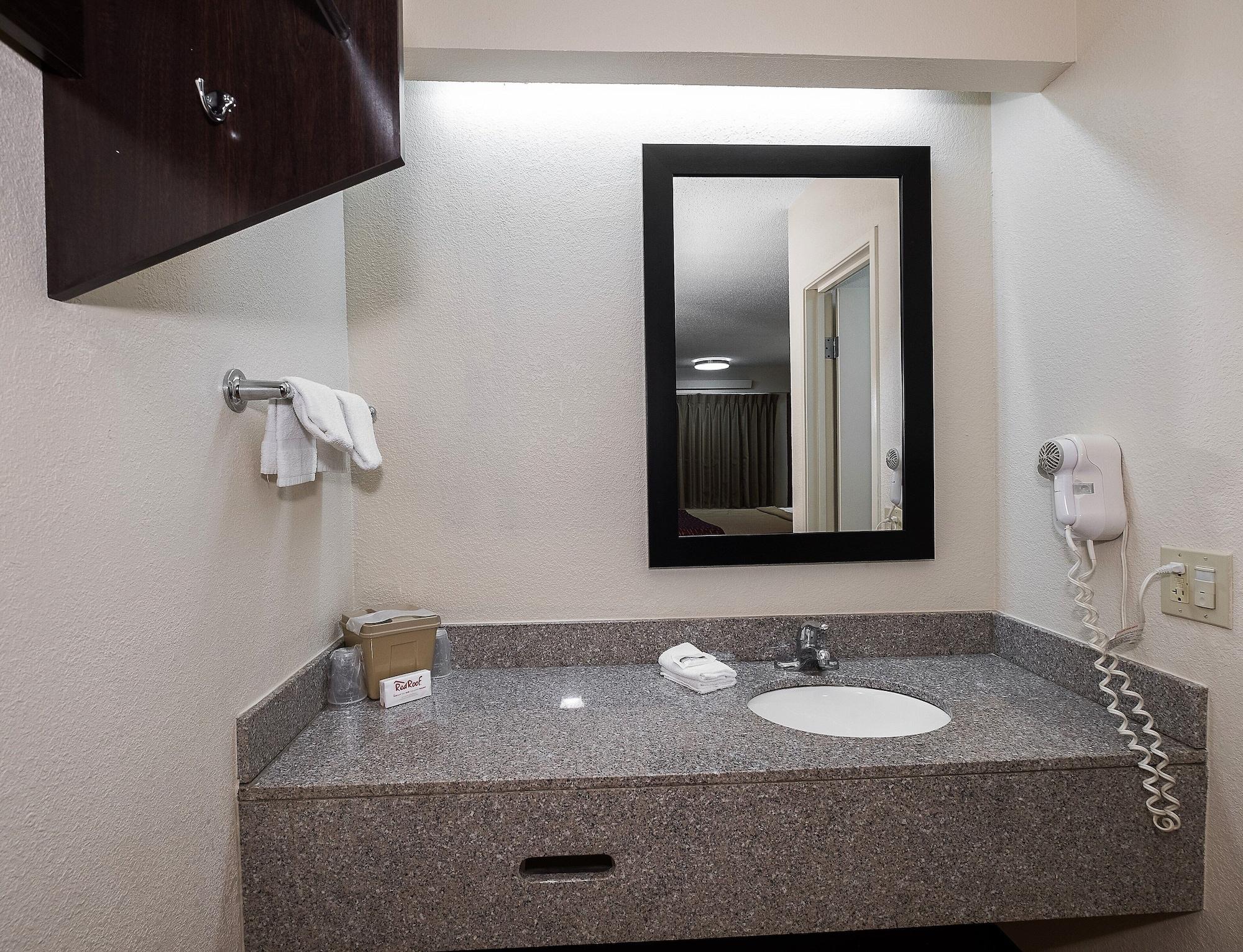 Red Roof Inn Cincinnati East - Beechmont Cherry Grove Dış mekan fotoğraf